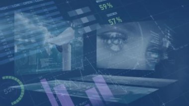 Ekranlardaki istatistik ve veri işleme animasyonları. küresel iletişim, veri işleme ve dijital arayüz kavramı dijital olarak oluşturulmuş video.