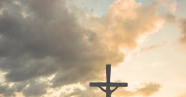 Günbatımında dua eden beyaz kadın ve haç animasyonu. Ulusal ibadet günü, din ve gelenek kavramı dijital olarak oluşturuldu.