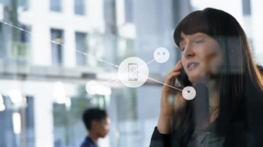 Akıllı telefon kullanan Kafkasyalı iş kadını üzerindeki simgelerle bağlantı ağının animasyonu. küresel veri bağlantıları, teknoloji ve dijital arayüz konsepti dijital olarak oluşturulmuş video.