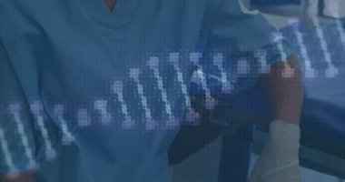 Yüz maskeli beyaz kadın cerrah üzerinde DNA iplikçikleri. covid 19 pandemik konsept sırasında dijital olarak üretilen video boyunca küresel araştırma ve tıp.