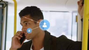 Akıllı telefon kullanan iki ırklı iş adamının insan ilişkilerinin animasyonu. küresel veri bağlantıları, teknoloji ve dijital arayüz konsepti dijital olarak oluşturulmuş video.