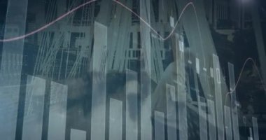 Ofisteki iş adamları üzerinde istatistik ve finansal veri işleme animasyonu. iş, finans ve veri işleme kavramı dijital olarak oluşturulmuş video.