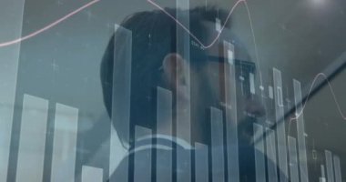 Ofis üzerinde istatistik ve finansal veri işleme animasyonu. iş, finans ve veri işleme kavramı dijital olarak oluşturulmuş video.