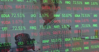 Kafkas işadamının ofisindeki finansal veri işleme animasyonu. iş, finans ve veri işleme kavramı dijital olarak oluşturulmuş video.