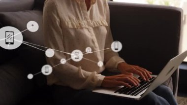 Laptop kullanan Kafkas iş kadını üzerindeki simgelerle bağlantı ağının animasyonu. küresel veri bağlantıları, teknoloji ve dijital arayüz konsepti dijital olarak oluşturulmuş video.