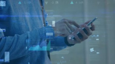 Akıllı telefon kullanan iki ırklı iş adamının finansal veri işleme animasyonu. küresel iş, teknoloji ve bağlantılar konsepti dijital olarak oluşturulmuş video.