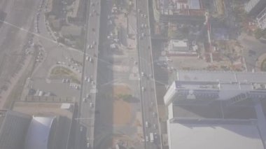 Şehir manzarası üzerindeki simgelerle bağlantı ağının animasyonu. küresel dijital arayüz, teknoloji ve bağlantılar konsepti dijital olarak oluşturulmuş video.