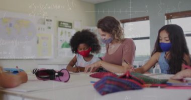 Çeşitli okul çocukları ve yüz maskesi takan öğretmenlerin matematik denklemlerinin animasyonu. okul, eğitim ve öğrenim covid 19 pandemik konsept dijital olarak oluşturulmuş video.