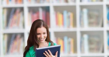 Kitap haftası animasyonu, kütüphanede tabletli beyaz bir kız öğrenci üzerinden yazılmış. kitap haftası ve okuma konsepti dijital olarak oluşturulmuş video.