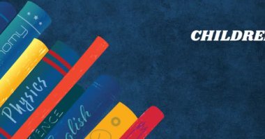 Çocuk kitabı haftası metninin animasyonu mavi arka plandaki kitapların üzerinde. Çocuk kitabı haftası ve okuma konsepti dijital olarak oluşturulmuş video.