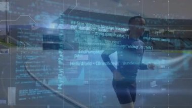 Çift ırklı erkek koşucu üzerine istatistik ve veri işleme animasyonu. global spor, iletişim, veri işleme ve dijital arayüz kavramı dijital olarak oluşturulmuş video.