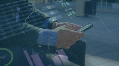 Akıllı telefon kullanan beyaz iş adamının finansal veri işleme animasyonu. küresel iş, teknoloji ve bağlantılar konsepti dijital olarak oluşturulmuş video.