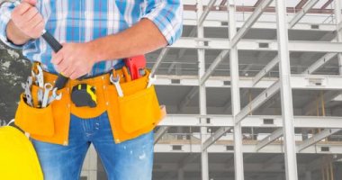 İnşaat alanında çekiçli beyaz erkek işçinin animasyonu. Uluslararası İşçiler Günü ve dijital olarak üretilen video konsepti.