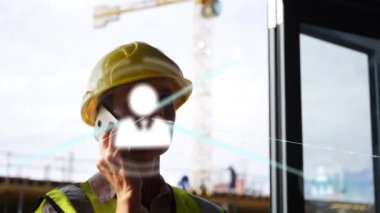 Kafkasyalı kadın mimar ve akıllı telefon üzerinden insanlarla bağlantı kurmanın animasyonu. küresel veri bağlantıları, teknoloji ve dijital arayüz konsepti dijital olarak oluşturulmuş video.
