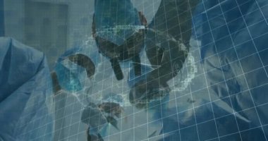 Yüz maskeli çeşitli cerrahlar üzerinde insan beyni ve veri işleme animasyonu. covid 19 pandemik konsept sırasında dijital olarak üretilen video boyunca küresel araştırma ve tıp.