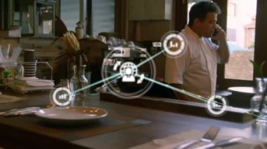 Akıllı telefon kullanarak, iki ırklı iş adamının üzerindeki simgelerle olan bağlantıların animasyonu. küresel veri bağlantıları, teknoloji ve dijital arayüz konsepti dijital olarak oluşturulmuş video.