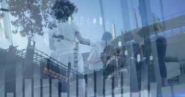 Ofisteki çeşitli iş adamları üzerinde istatistik ve finansal veri işleme animasyonu. iş, finans ve veri işleme kavramı dijital olarak oluşturulmuş video.