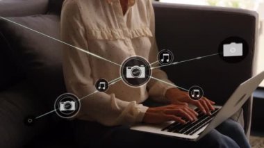Laptop kullanan Kafkas iş kadını üzerindeki simgelerle bağlantı ağının animasyonu. küresel veri bağlantıları, teknoloji ve dijital arayüz konsepti dijital olarak oluşturulmuş video.