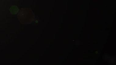 Koyu arkaplanda hareket eden beyaz ışık animasyonu. renk ve hareket kavramı dijital olarak oluşturulmuş video.