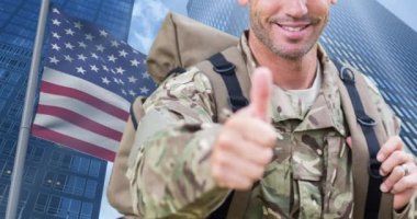 Amerikan bayrağı ve gökdelenler üzerinde beyaz erkek askerin animasyonu. Silahlı Kuvvetler Günü, vatanseverlik ve dijital olarak üretilen video konsepti.