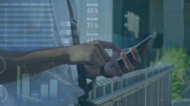 Akıllı telefon kullanan iki ırklı iş adamının finansal veri işleme animasyonu. küresel iş, teknoloji ve bağlantılar konsepti dijital olarak oluşturulmuş video.