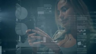 Akıllı telefon kullanan beyaz bir kadın için finansal veri işleme animasyonu. küresel iş, teknoloji ve bağlantılar konsepti dijital olarak oluşturulmuş video.