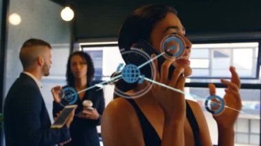 Akıllı telefon kullanan iki ırklı iş kadınının üzerindeki simgelerle olan bağlantıların animasyonu. küresel veri bağlantıları, teknoloji ve dijital arayüz konsepti dijital olarak oluşturulmuş video.