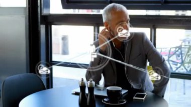 Akıllı telefon kullanan Kafkasyalı işadamı üzerinden insanlarla olan bağlantıların animasyonu. küresel veri bağlantıları, teknoloji ve dijital arayüz konsepti dijital olarak oluşturulmuş video.