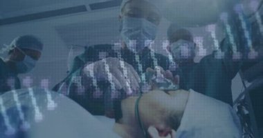 Hasta ve yüz maskeli çeşitli cerrahlar üzerinde DNA ipliği ve veri işleme animasyonu. covid 19 pandemik konsept sırasında dijital olarak üretilen video boyunca küresel araştırma ve tıp.