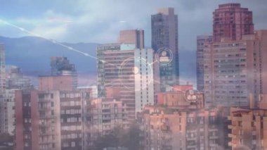 Şehir manzarası üzerindeki simgelerle bağlantı ağının animasyonu. küresel dijital arayüz, teknoloji ve bağlantılar konsepti dijital olarak oluşturulmuş video.