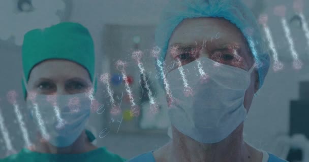 带口罩的高加索外科医生Dna链动画和数据处理 全球研究和医学在围观期间的情况 — 图库视频影像