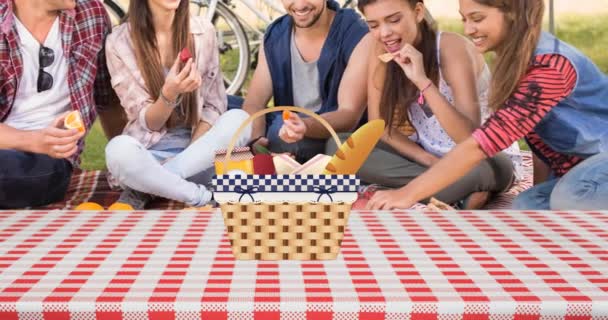 Animação Cesta Piquenique Toalha Mesa Gingham Felizes Amigos Diversos Fazendo — Vídeo de Stock