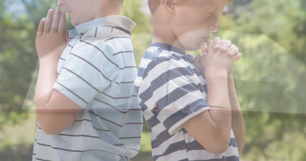 Animația Băieților Caucazieni Care Roagă Sfânta Biblie Ziua Națională Rugăciunii — Videoclip de stoc