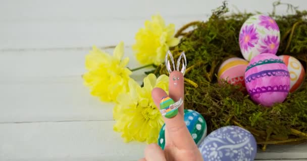 손으로 토끼의 그림을 그리고 달걀이 그림을 그렸다 일광욕을 즐기고 디지털로 — 비디오