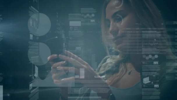 使用智能手机对高加索女人进行金融数据处理的动画 全球商业 技术和连接概念数字生成视频 — 图库视频影像