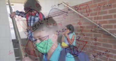 Yüz maskesi takan çeşitli okul çocukları üzerinde matematik denklemlerinin animasyonu. okul, eğitim ve öğrenim covid 19 pandemik konsept dijital olarak oluşturulmuş video.