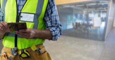 Depo yerine tablet kullanan beyaz erkek işçinin animasyonu. Uluslararası İşçiler Günü ve dijital olarak üretilen video konsepti.