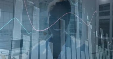 Afro-Amerikan iş kadını hakkında istatistik ve finansal veri işleme animasyonu. iş, finans ve veri işleme kavramı dijital olarak oluşturulmuş video.