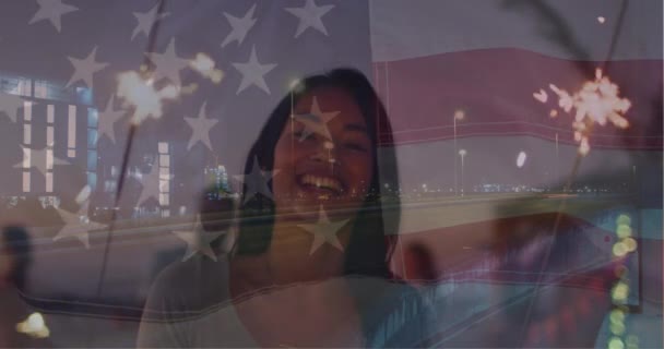 Animação Bandeira Dos Estados Unidos América Sobre Mulher Biracial Feliz — Vídeo de Stock