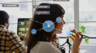 Akıllı telefon kullanan iki ırklı kadın üzerinden medya simgeleriyle bağlantı ağının animasyonu. Sosyal medya ve iletişim arayüzü kavramı dijital olarak oluşturulmuş video.