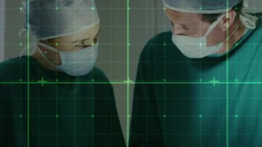 Çeşitli erkek ve kadın cerrahlar üzerinde çizgi animasyonları. küresel tıp, sağlık ve dijital arayüz kavramı dijital olarak üretilen video.