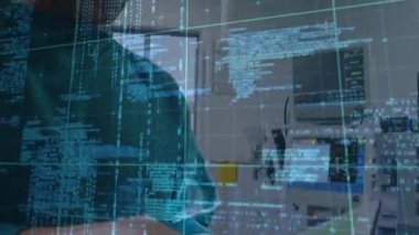 Kafkas erkek cerrah üzerinde veri işleme animasyonu. küresel tıp, sağlık ve dijital arayüz kavramı dijital olarak üretilen video.