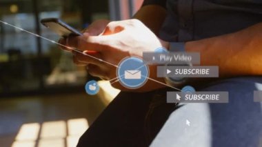 Akıllı telefon kullanan iki ırklı adam üzerinden medya simgeleriyle bağlantı ağının animasyonu. Sosyal medya ve iletişim arayüzü kavramı dijital olarak oluşturulmuş video.