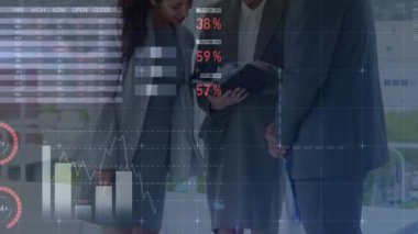 Çeşitli iş adamları üzerinde finansal veri işleme animasyonu. küresel çevrimiçi alışveriş, iş, finans, veri işleme ve dijital arayüz kavramı dijital olarak oluşturulmuş video.