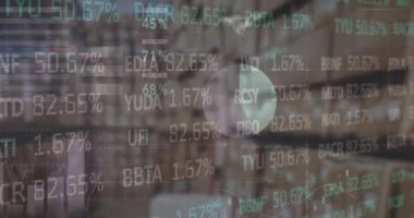 Boş depo üzerinden finansal veri işleme ve borsa animasyonları. küresel sevkiyat, dağıtım ve bağlantılar konsepti dijital olarak oluşturulmuş video.