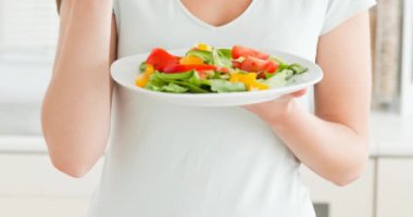 Kafkas kadının mutfakta sebze salatası yediği animasyon. yiyecek ve içecek konsepti dijital olarak üretilen video.