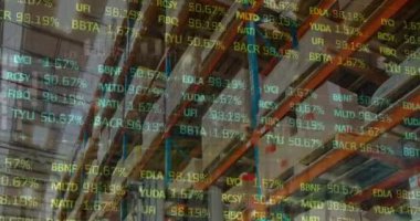 Yol ve depo üzerinden finansal veri işleme animasyonu. küresel iş, dağıtım, bağlantılar ve dijital arayüz konsepti dijital olarak oluşturulmuş video.