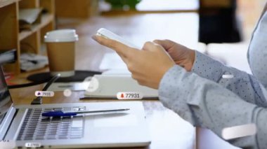 Akıllı telefon kullanan iki ırklı kadın üzerinden medya simgeleriyle bağlantı ağının animasyonu. Sosyal medya ve iletişim arayüzü kavramı dijital olarak oluşturulmuş video.