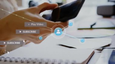 Akıllı telefon kullanan iki ırklı kadın üzerinden medya simgeleriyle bağlantı ağının animasyonu. Sosyal medya ve iletişim arayüzü kavramı dijital olarak oluşturulmuş video.