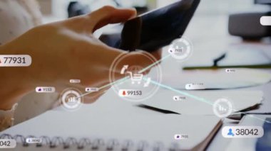 Akıllı telefon kullanan iki ırklı kadın üzerinden medya simgeleriyle bağlantı ağının animasyonu. Sosyal medya ve iletişim arayüzü kavramı dijital olarak oluşturulmuş video.